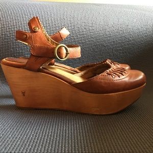 FRYE VINTAGE LEATHER WEDGE 7 Blair ankle strap
